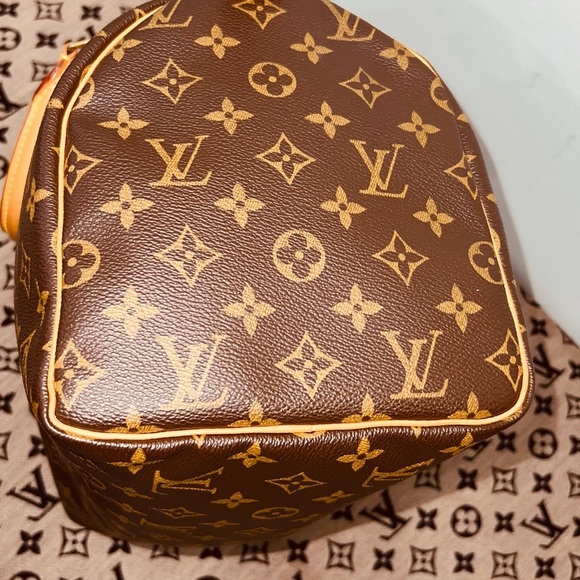 Authentic Louis Vuitton Speedy 30 in Monogram Canvas - Picture 3 of 16
